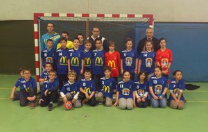 Nouveaux maillots pour les - 11 F et G offerts par la mairie d'Aubevoye et par Mc Donald de Gaillon  . 