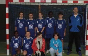 -16 filles : Célia , Laurie , Alison , Sadio , Magot, Francis , Fatou , Isabelle , Elodie et Pauline 