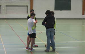 Haroun qui conseille nos arbitres en herbe : Bastien , Valentin et Erwann 