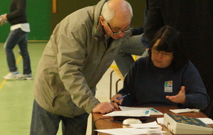 Anne Marie et Richard vérifient la feuille de match . 12/01/2014 tournoi  -13 g .