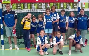 -11 filles avec les coachs : Sandrine et Jéjé