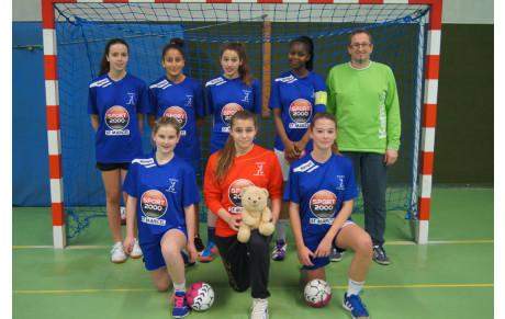  Un  nouveau jeu de maillot pour les -16 filles offert par M Da Fonseca Jorge . 