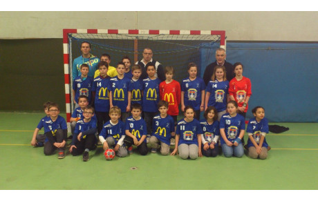 Nouveaux maillots pour les - 11 F et G offerts par la mairie d'Aubevoye et par Mc Donald de Gaillon  . 